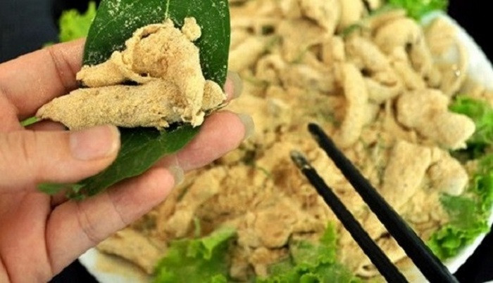 Da gà lấy ra rửa qua lại với nước sau đó cho vào luộc sơ rồi vớt ra để nguội. Thái chỉ da gà sau đó cho vào một tô lớn sau đó cho riềng, tỏi, lá chanh, chút mắm, bột ngọt cho vừa miệng sau đó sử bóp da gà và các gia vị cho ngấm đều. Khi da gà ngấm gia vị thì cho thính vào. Pha nước chấm chua ngọt với nước mắm, đường, cốt chanh, tỏi ớt băm, hạt tiêu nước lọc sau đó trộn đều. Ảnh: Vitomsau.