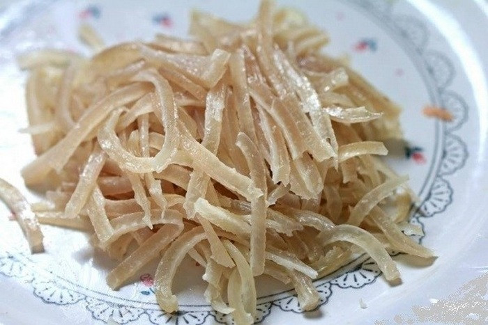 7. Bì heo xào hành tỏi. Nguyên liệu gồm bì heo, hành tây, hành lá, ớt đỏ, tỏi, gia vị. Bì heo mua về cạo sạch lông, rửa sạch và luộc với ít gừng và tiêu sọ đập dập. Khi vớt bì chín được vớt ra, thả ngay vào bát nước mát để bì được trắng và giòn. Rồi vớt ra và thái bì mỏng dạng sợi. Ảnh: Adiva.