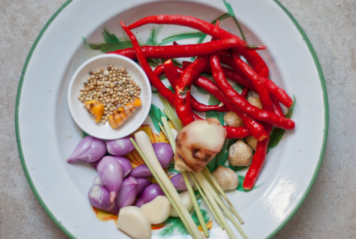 6. Thính da gà chọi. Nguyên liệu gồm da gà chọi, riềng, tỏi, ớt, các loại rau thơm. Da gà rửa sạch sau đó xát qua với muối và chút gừng ướp khoảng 10 phút rồi rửa sạch lại với nước. Các loại rau thơm nhặt bỏ gốc, rửa sạch sau đó ngâm nước muối loãng, vớt ra rổ để ráo nước. Riềng cạo vỏ, rửa sạch, tỏi nhặt sạch, giã nhỏ cả riềng và tỏi để riêng. Ảnh: Emdep.