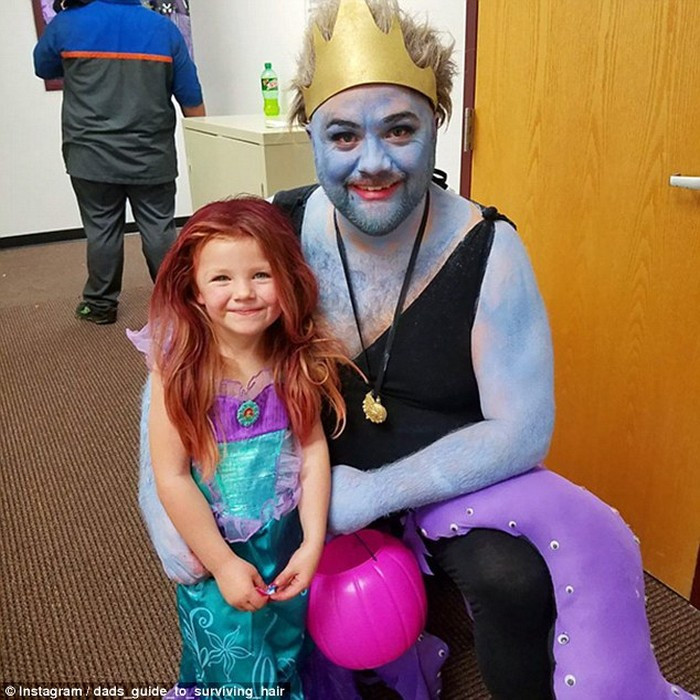 Khi con gái muốn ăn mặc như một Ariel Little Mermaid thì người cha cũng phải làm phù thủy xúc tu thôi.