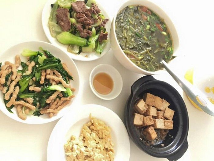 Với chế độ dinh dưỡng, Phi Thanh Vân tuyệt đối không ăn tinh bột và đồ ngọt. Sau 7h tối, cô chỉ ăn rau xanh và trái cây ít đường. Với chế độ luyện tập và dinh dưỡng khắt khe trên, chỉ sau gần 2 tháng sinh con, cô đã giảm được 18kg. Ảnh: Fbnv.