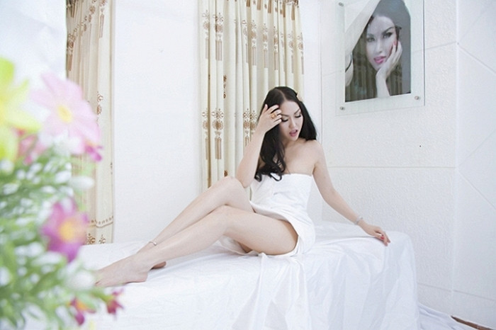Tiêm trắng da. Có thời Phi Thanh Vân được phong là “cô nàng da nâu” khi nhuộm nâu da bắt kịp xu hướng da nâu giòn khỏe mạnh của các sao quốc tế. Khi đã chán da nâu, cô nàng lại chuyển sang làn da trắng muốt. Ảnh: Spaphithanhvan.