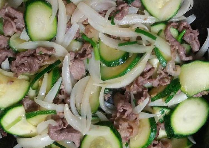 Cho chút dầu vào chảo phi thơm tỏi xong cho thịt bò vào xào hơi chín rồi bỏ ra bát để riêng. Cũng chảo đó ta cho tiếp 1 chút dầu vào phi thơm tỏi rồi xào bí ngòi trước hơi chín cho hành tây và thịt bò vào xào cùng nêm nếm gia vị vừa ăn. Ảnh: cookpad.com.