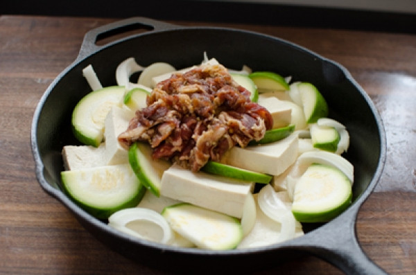 5. Bí ngòi xào hành tây thịt bò. Nguyên liệu: Thịt bò, bí ngòi, hành tây nhỏ, hành hoa, tỏi. Thịt bò thái mỏng ướp muối, tiêu, dầu ăn. Bí ngòi rửa sạch thái vát, hành tây bóc vỏ thái múi. Hành hoa rửa sạch. Ảnh: NiemDamMe.Vn.