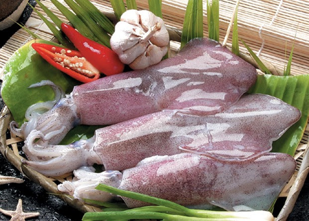 2. Mực xào giá và hành tây. Nguyên liệu: Hành tây, cà chua, mực, nước mắm, bột canh, ớt cay, tiêu, thì là, hành lá, hành, gừng. Mực rửa sạch thái miếng vừa ăn, ướp với chút bột canh, hạt tiêu, ớt cay và gừng 15 phút. Phi hành và gừng băm đến khi vàng. Ảnh: nhahanghaisancualo.blogspot.com.