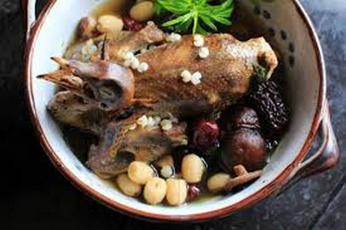 Chữa tiểu cầu giảm, bế kinh, kinh khí ít. Chim cu 1 con, miết giáp 15g, quy bản 15g, bá tử nhân 15g, đại táo (táo tàu) 30g (khoảng 10 quả). Nấu miết giáp, quy bản, bá tử nhân lấy nước, bỏ bã. Dùng nước dược liệu nấu với chim cu, thêm đại táo và gia vị thích hợp. Ảnh: Womantoday.