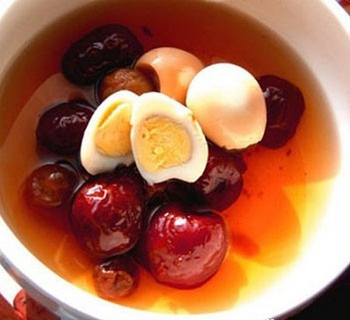 Chữa đau đầu chóng mặt, di tinh. Dùng trứng chim cu 2 – 4 quả, trùng thảo 5g, long nhãn 30g, kỷ tử 20g, ngũ vị tử 10g. Trứng chim luộc qua, bóc bỏ vỏ, hầm cách thủy với các vị thuốc. Nếu không có trùng thảo thì hầm trứng chim cu với 3 dược liệu trên cũng được. Ảnh: Suckhoe.
