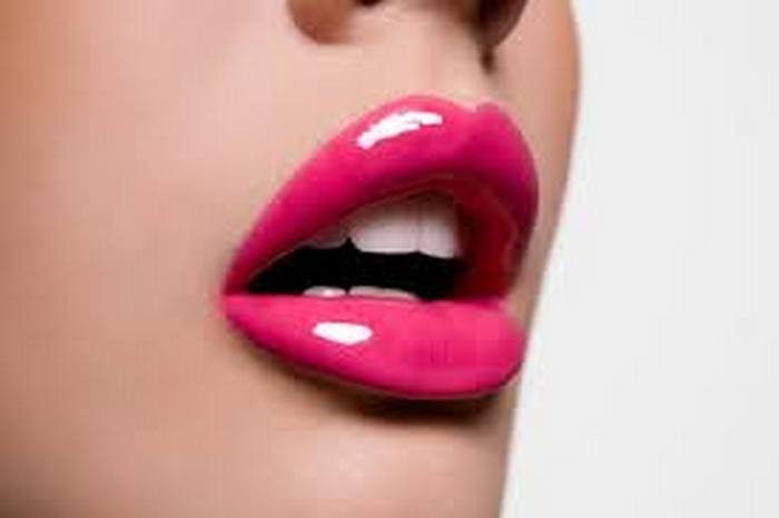 Họ nhận thấy, những người có môi dưới to gấp 2 lần kích cỡ môi trên được gọi là hấp dẫn nhất. Tất nhiên, tổng diện tích đôi môi cũng không nên chiếm quá 10% diện tích nửa dưới khuôn mặt.