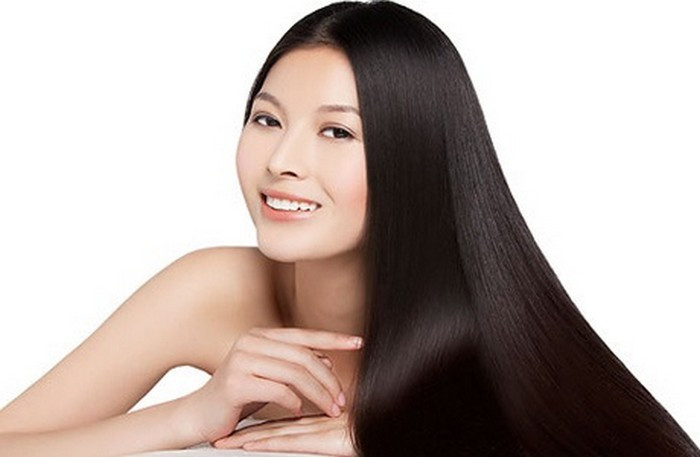 Dùng nước trà để nguội gội tóc sao cho toàn bộ tóc đều ướt bởi nước trà. Làm như vậy khoảng 10 – 15 lần. Lần cuối cùng, làm trong khoảng 15 phút. Sau đó, gội đầu lại bằng nước ấm cho đến khi nước gội trong, không còn màu của trà. Mỗi tuần làm một lần như vậy sẽ mang lại kết quả cho mái tóc đen bóng mượt. Ảnh: Salontoc.