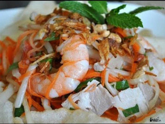 Bắc chảo và phi thơm tỏi sau đó cho tôm vào đảo đều. Nêm thêm đường, hạt nêm vừa miệng. Khi tôm chuyển màu vàng thì cho nấm vào xào cùng. Tiếp tục nêm để nấm được vừa ăn. Do nấm kim châm rất dễ nát, nên khi xào bạn cần hạn chế việc đảo nhiều, đồng thời hãy để lửa đủ lớn. Ảnh: Nauzi.