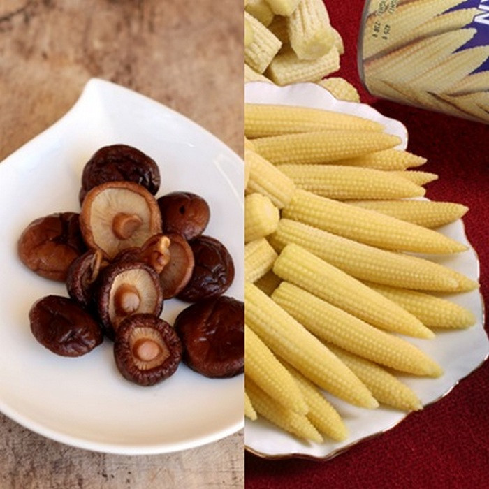 2. Nấm kho ngô bao tử. Nguyên liệu gồm nấm rơm, ngô bao tử, hành mùi, gia vị muối, hạt nêm, nước mắm. Đầu tiên ngâm nấm cắt bỏ chân và ngâm vào bát nước muối khoảng 15 phút và vớt ra để ráo nước. Ngô bao tử rửa sạch chẻ đôi.