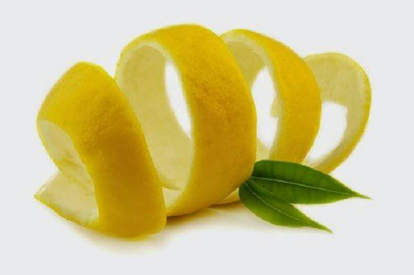 Hoặc công thức: 300g vỏ bưởi tươi và 1 lít nước. Nấu lửa nhỏ rồi chắt lấy nước, để nguội, xoa lên khắp da đầu và chân tóc, kết hợp massage nhẹ nhàng. Ảnh: dinhduong.online.