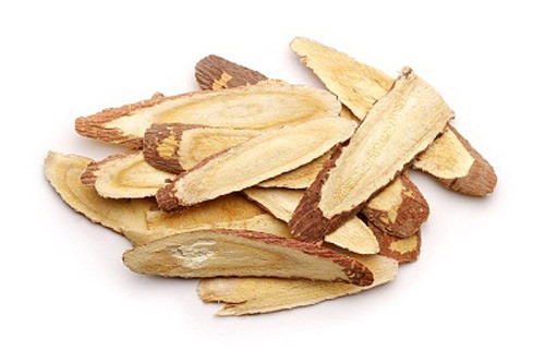 Ngậm cam thảo chữa rát họng: Bạn có thể ngậm hoặc nhai một rễ cam thảo cho tinh chất trong cam thảo ngấm vào nước miếng và trôi xuống họng giúp lành bệnh và xoa dịu cổ họng. Ảnh: aFamily.vn.