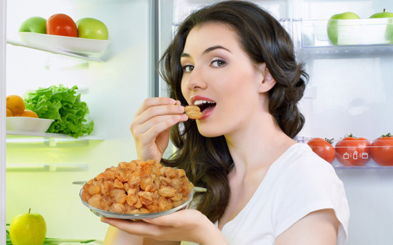 2. Làm đẹp da: Nhãn có chứa nhiều vitamin A, C, sắt, chất xơ, protein... Vì thế, ăn nhãn giúp cơ thể khỏe mạnh và làm đẹp da từ bên trong. Ngoài ra, nhãn còn làm ức chế những tế bào sưng tấy và tăng lưu lượng lưu thông máu trong cơ thể. Ảnh: vietq.vn.
