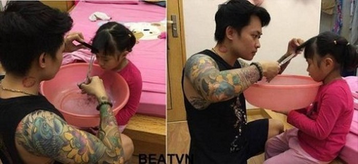 Trước đây, một bức ảnh chụp người cha xăm trổ đang tỉ mẩn cắt tóc cho con gái cưng cũng gây sốt mạng. Nhìn bức ảnh mới thấy, dù cho bên ngoài xã hội cha có mạnh mẽ, dữ tợn như thế nào thì về nhà, đối mặt với con gái nhỏ, anh cũng là một người cha tuyệt vời tình cảm. Ảnh: Nghean24h.