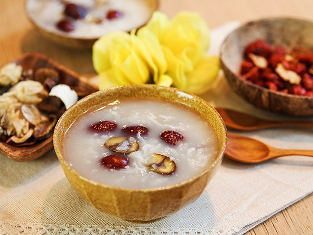5. Cháo hạt dẻ bổ dưỡng tốt cho sản phụ và cả trẻ em. Ảnh: eva.vn.