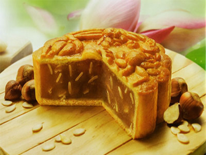 10. Sự kết hợp của nhân bánh là hạt dưa và hạt dẻ sẽ khiến cho món bánh trung thu không chỉ có vị đặc trưng mà còn có tính bổ dưỡng cao. Ảnh: trungthuviet.com.