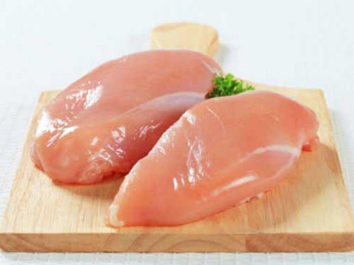 Gà xào súp lơ. Nguyên liệu gồm đùi gà, súp lơ, tỏi thái lát, nước tương, gia vị. Thịt gà lọc xương lấy thịt thái thành miếng nhỏ vừa miệng bé. Trộn thịt gà với nước sốt để riêng. Súp lơ thái miếng vừa phải. Đặt nồi nước sôi, thả súp lơ và chần qua sau đó vớt để ráo. Ảnh: Naugibaygio.