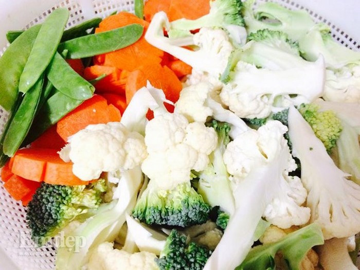 Salad cà rốt khoai tây súp lơ. Nguyên liệu gồm cà rốt, xúc xích, khoai tây, súp lơ, sốt mayonnaise. Thái xúc xích hạt lựu, khoai tây và cà rốt luộc chín rồi xắt hình ngộ nghĩnh. Ảnh: Emdep.