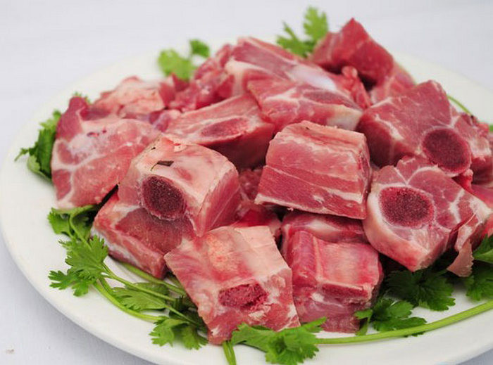 Canh sườn súp lơ. Nguyên liệu gồm sườn non, súp lơ xanh, trắng, hành mùi, gia vị. Đổ nước ngập mặt sườn, đun sôi đến khi sườn mềm. Nếu muốn nhanh bạn có thể hầm sườn non bằng nồi áp suất. Ảnh: Baophunu.