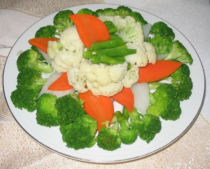 Trộn đều khoai tây, cà rốt, xúc xích cùng gia vị muối mắm và thêm một thìa sốt mayonnaise, để trong khoảng 30 phút. Trong lúc đó, rửa súp lơ và cắt khúc và chần trong nước sôi khoảng 3 phút. Vớt ra và trộn cùng salad. Phần cuối cùng là trang trí sao cho đẹp mắt. Ảnh: Samngoclinhkho.