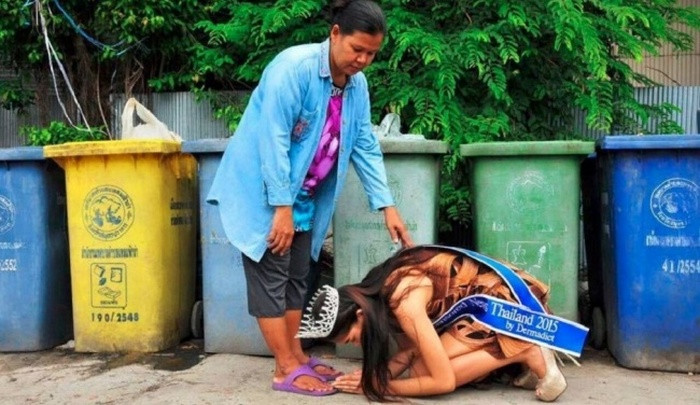 Bức ảnh này có thời điểm đã gây bão mạng. Hoa hậu Thái Lan 2015 quỳ trước mẹ cô – Người đã làm công việc nhặt rác nhiều năm để nuôi nấng cô khôn lớn và thành công như ngày hôm nay.