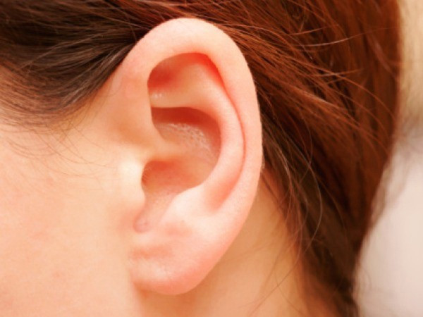3. Lỗ tai. Ít ai biết rằng lỗ tai là nơi tập trung 5 huyệt vị vô cùng quan trọng. Nếu không thường xuyên vệ sinh lỗ tai sẽ gây nhiễm khuẩn. Bộ phận này được làm sạch đồng nghĩa với việc giúp cơ thể điều hòa thân nhiệt, giúp ổn định huyết áp. Ảnh: ytamduong.vn.