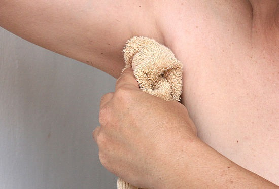 Nếu dùng vòi hoa sen, hãy để dòng chảy xối thẳng và giữa nách như một động tác massage thư giãn các động mạch, tĩnh mạch. Kỳ nhẹ nhàng, xả lại sạch với nước để loại bỏ hết bã mồ hôi là nguyên nhân chính gây ra hôi nách. Ảnh: thoitrangsuckhoe.com.