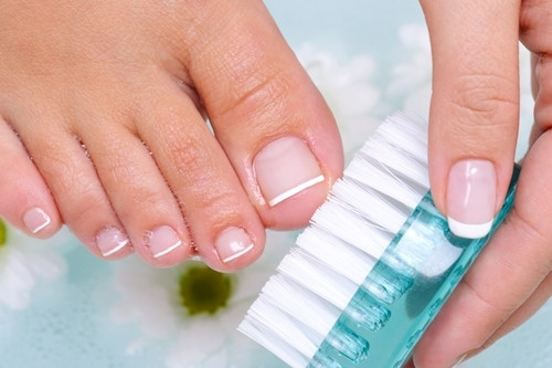 Bạn có thể ngâm chân trước khi đi ngủ giúp thư giãn và ngủ sâu, ngủ ngon hơn. Bạn cũng có thể vuốt, chà nhẹ từng ngón chân trong nước ấm hoặc nước gừng và muối để làm lưu thông các mạch máu và làm sạch lớp tế bào chết đọng trên da. Ảnh: Phununews.vn.