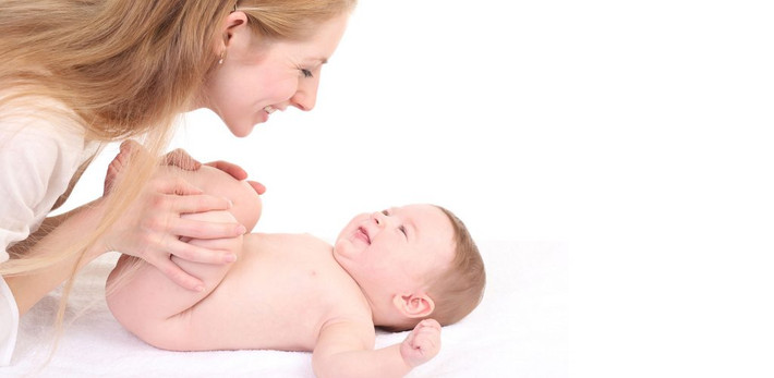 Nhiều bé yêu có thói quen đi vệ sinh sáng, việc massage bụng theo chiều kim đồng hồ 30 lần cùng động tác "đạp xe" của chân sẽ giúp những bé không may bị "táo bón" sẽ đi "ị" dễ dàng hơn rất nhiều. Ảnh: Loveofmom.vn.