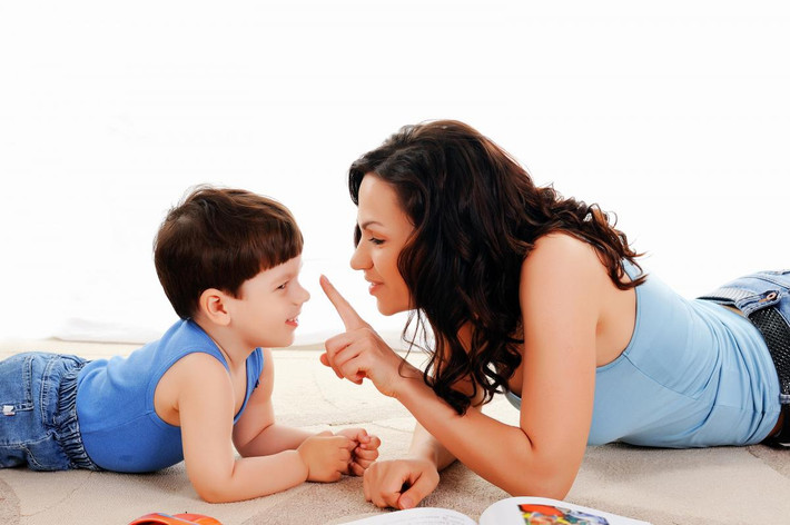 5. Giúp con vui vẻ. Hàng ngày mẹ hãy tạo cho con những niềm vui, ít nhất là một lần được mẹ làm trò để cười thích chí nhất. Điều này sẽ làm các dây thần kinh phát triển và được thư giãn tối đa, tốt cho vận động và não bộ. Ảnh: lammethongminh.com.