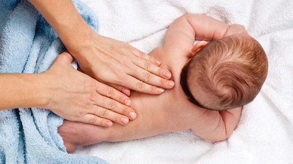 1. Massage cho con: Đây là cách chăm sóc giúp bé thoát khỏi cơn ngái ngủ. Khi tỉnh giấc, bé yêu của bạn còn uể oải và thèm ngủ. Nhưng mẹ dậy sớm, đúng giờ thì bé yêu cũng sẽ được rèn luyện theo thói quen tốt này. Ảnh: Greenfieldspa.vn.