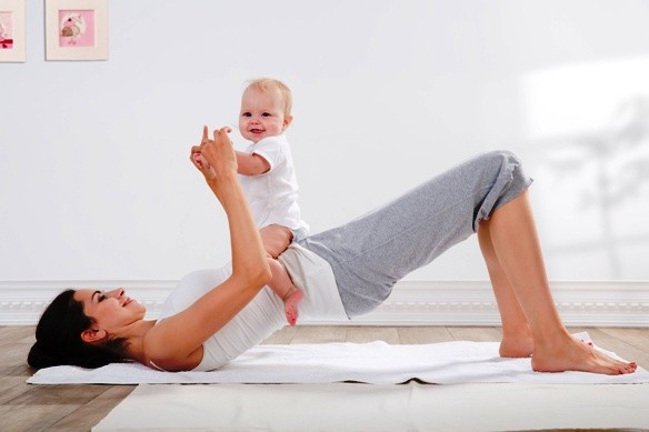 Mẹ hướng dẫn con những động tác đơn giản, lưu ý là tạo không khí thoải mái cho bé để bé hứng thú. Mới đầu bé sẽ còn gượng gạo nhưng nếu cứ lặp lại nhiều lần sẽ tạo nên một thói quen cực kỳ tốt cho bé về sau này. Ảnh: hazipatika.com.