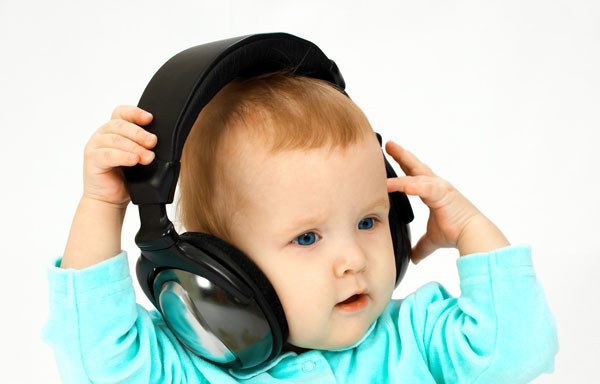 Nhạc hợp với con buổi sáng có thể là nhạc tiếng nước chảy của Nhạc Phật giáo, hay nhạc của thiếu nhi vui nhộn cũng sẽ làm bé yêu thích. Bạn hãy lựa khoảng 2 bài mỗi sáng để bé cảm nhận là cứ sáng ngủ dậy là được nghe nhạc, hoặc đây cũng là chiêu thức tạo âm thanh lặp lại quen thuộc giúp đánh thức những bé muốn "ngủ nướng". Ảnh: phunukieuviet.com.
