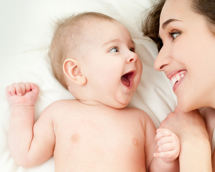 Việc bé luôn được sống trong không gian vui vẻ, không lời quát mắng, giận dữ sẽ hình thành tính cách hòa đồng, nhiệt tình, hòa nhã trong tương lai. Mẹ hãy cố gắng giúp con tất cả những việc này nhé. Ảnh: toamcuatoi.com.