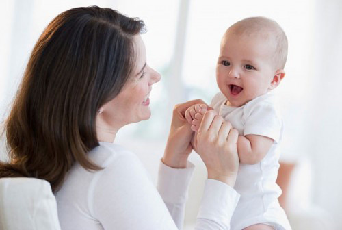 Mẹ có thể kể cho bé nghe những mẩu chuyện ngắn, mẹ hát cho con nghe, hoặc mẹ hỏi con về giấc mơ tối qua, hỏi con muốn gì và sẽ làm gì trong ngày hôm nay... Tất cả sẽ giúp con hình thành một ý thức cực kỳ tốt trong tương lai đấy. Ảnh: phunutoday.vn.