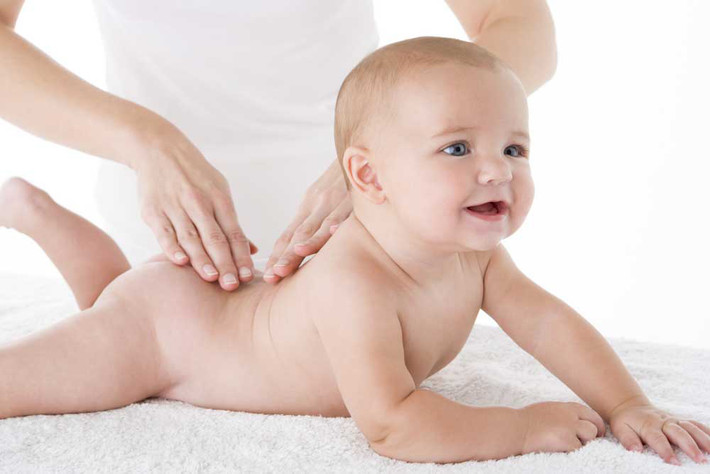 Những động tác massage của mẹ phải đảm bảo nhẹ nhàng, vừa massage vừa nói chuyện cùng con, nhìn vào mắt bé để bé cảm nhận rằng mẹ đang ở gần và yêu thương bé, tạo cảm giác an tâm. Ảnh: cugetliber.ro.