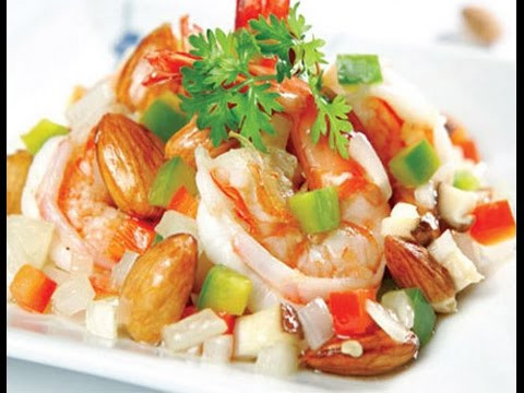 Phi dầu với tỏi băm, cho tôm xào nhanh với hạnh nhân, tôm gần chín cho thêm ớt chuông, hành tây, nấm vào, nêm 1 muỗng càphê hạt nêm, 1 muỗng càphê đường, 1 muỗng súp giấm, đảo đều. Tắt lửa, thêm tiêu, hành ngò. Ảnh: Youtube.com.