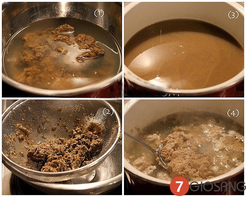 6. Bún riêu ốc bươu. Nguyên liệu: Ốc bươu to, bún, cà chua, cua đồng, đậu phụ, chả, tiết lợn, mắm tôm, trứng gà, tía tô, húng quế, húng, rau muống bào, giá, chanh ớt, gừng, me, nước màu điều, dầu ăn, hạt nêm, đường, tiêu, hành tím, tỏi. Cua đồng xay hòa với 2 lít nước, lọc qua rây bỏ phần xác sau đó cho lên nồi nấu sôi với lửa nhỏ. Khi nước gần sôi thì dùng muôi khuấy nhẹ để riêu cua nổi lên trên. Vớt riêu cua ra tô thịt xay sau đó thêm hành tím băm, tỏi băm, đường, hạt nêm, tiêu, muối, đập trứng vào trộn đều để được hỗn hợp riêu cua rồi ướp trong 15 phút cho thấm gia vị. Ảnh: mevidai.vn.
