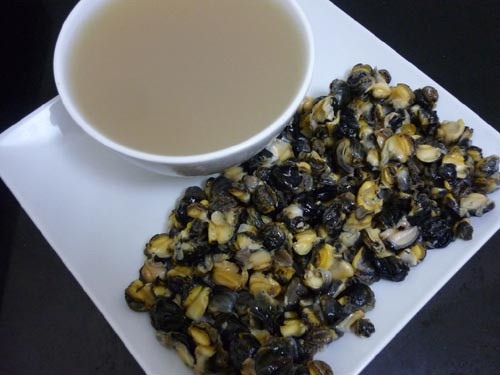 Cho riêu cua vào nồi hấp cách thủy trong 12 phút. Nồi nước riêu cua sau khi nấu sôi lại ta cho cà chua chẻ múi cau vào. Nêm mắm tôm, hạt nêm, nấu sôi thì cho màu điều vào, sau đó cho đậu phụ chiên vào nấu chung. Ốc mua về rửa sạch sau đó đập bể vỏ lấy phần ruột ốc rửa sạch cho vào tô. Bắc chảo lên bếp cho dầu ăn phi hành thơm thì cho ốc vào xào thơm sau đó nêm hạt nêm cho vừa vị. Khi ốc thấm đều và vừa vị thì cho 1 nắm tía tô cắt nhỏ vào xào cùng ốc với lửa to và đảo nhanh tay cho tía tô chín tới thì tắt bếp. Ảnh: phununet.com.