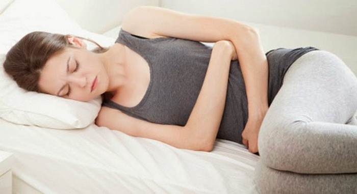 Chữa đau bụng kinh niên. Lấy 40g vỏ chuối hột phơi khô, sao hơi vàng, tán bột; cam thảo 2g; quế chi 4g tán bột. Trộn đều, luyện với mật ong làm viên, uống 2-3 lần mỗi ngày với nước ấm. Ảnh: Suckhoedoisong.