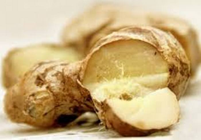 Tai hồng, gừng tươi. Dùng 10 tai quả hồng, 10g gừng tươi và cho vào cùng 1 bát nước nấu chín. Ăn cái và uống nước sẽ chữa nấc cụt hiệu quả. Ảnh: 1hsang.