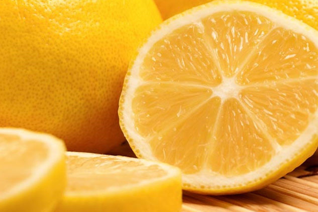 Thực phẩm chứa folate: Folate được chuyển đổi trong cơ thể thành a-xít folic. Một số loại thực phẩm giàu folate là rau bina, súp lơ xanh, củ cải đường, măng tây, trái cây họ cam quýt, đậu lăng và quả bơ.