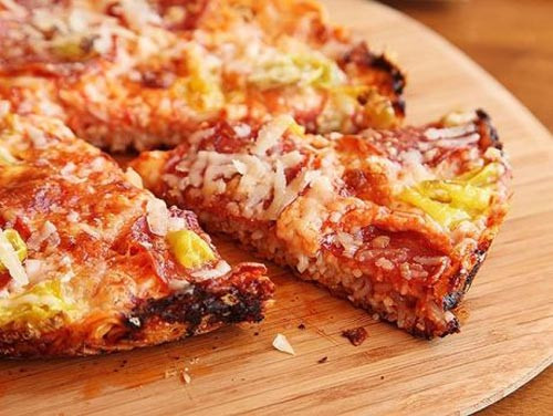 Hô biến mỳ tôm thành chiếc bánh pizza lạ mắt: Chiên mì tôm cùng với phô mai, nước sốt. Sau đó cho hỗn hợp vào trong lò nướng trong khoảng 20 phút. Ảnh: Acecookvietnam.vn.