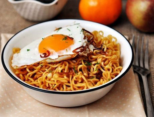 Thêm trứng: Dành ít phút để chiên một quả trứng, sau đó để ăn kèm. Ngoài trứng chiên, có thể dùng trứng luộc. Đun trứng trong khoảng 1 hay 2 phút, rồi cho mì vào. Nếu căn giờ đúng, trứng sẽ chín hẳn hoặc lòng đào đúng lúc mì chín là có bát mì tôm trứng tuyệt hảo. Ảnh: Acecookvietnam.vn.