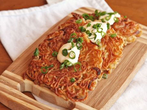 Bánh mì tôm: Đun sôi mì tôm trên nước, sau đó vớt ra để ráo nước. Tiếp theo, cho mì tôm, hành tây thái lát, một quả trứng vào bột mì đã hòa với nước. Tiếp đó, bạn chỉ cần chiên, rán như làm với bánh khoai, bánh chuối. Ảnh: Eva.vn.