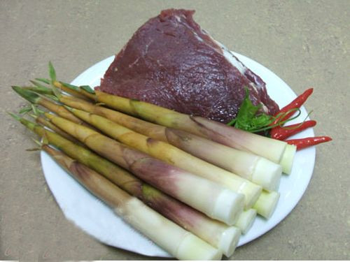 3. Măng tươi xào thịt bò. Nguyên liệu: Măng tươi, tỏi, thăn bò, gừng, hành khô, hành lá, mùi tàu, đường, dầu hào, gia vị, dầu ăn. Với măng tươi xào thịt bò, thịt bò thái mỏng, ướp gia vị. Ảnh: 1001chimruoi.blogspot.com.