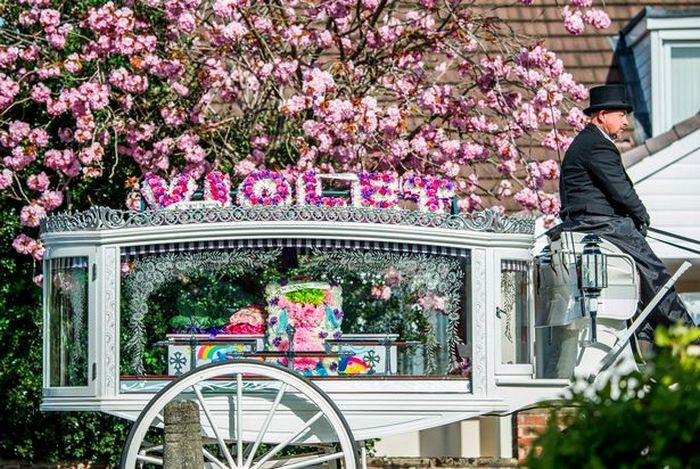 Biết con gái yêu thích màu hồng dễ thương, cha mẹ của cô bé đã đưa tiễn con gái về nơi an nghỉ cuối cùng bằng một lễ tang cổ tích, điều hiếm thấy trong các đám tang khiến mọi người cảm động.