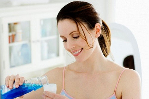 3. Làm nước cân bằng da: Do có tính kháng khuẩn cao, nước súc miệng còn có thể được tận dụng làm nước cân bằng da (nước hoa hồng). Dung dịch này sẽ loại bỏ chất bẩn và giúp se khít lỗ chân lông. Ảnh: cachtrimun.net.