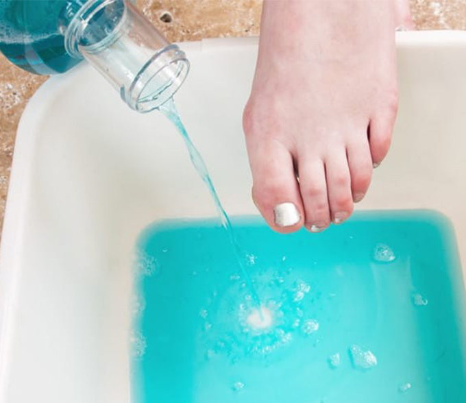 8. Làm mềm da chân: Bạn cần một cốc giấm trắng và một lượng nhỏ nước súc miệng, pha vào một chậu nước ấm và ngâm chân. Sau 10 phút, massage lại phần khô nẻ của gót chân với dầu dừa. Bạn hẳn sẽ ngạc nhiên trước kết quả nhận được. Ảnh: mbi.dkn.tv.
